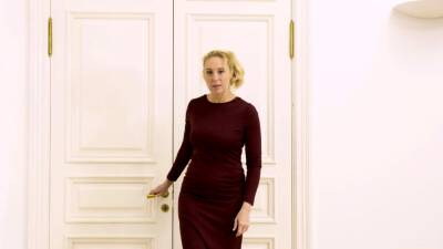 MATURE4K. Hunk searches for mature maid - nvdvid.com