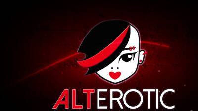 Samantha - Curvy babe Samantha Mack calls up the handyman - nvdvid.com