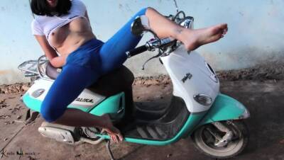 Was so horny to need to take a break on the road-Squirting on my motorcycle - veryfreeporn.com