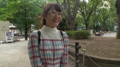 二十歳の専門学生。色白美巨乳ボディ！メガネ美少女と本気でハメ撮り - upornia.com - Japan