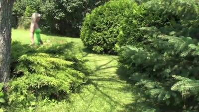 Peeing in the Park - veryfreeporn.com