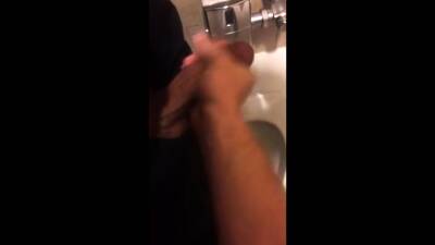 Pegacao no banheiro - nvdvid.com