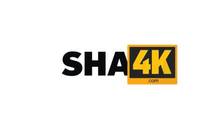 SHAME4K. Redhead with curly hair gives new neighbor pie - nvdvid.com - Russia