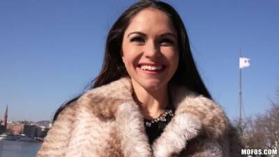 Sexy Tourist Fucks in the Bathroom - porntry.com