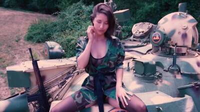 Petite Exhib Sensuel Sur Un Tank - hclips.com