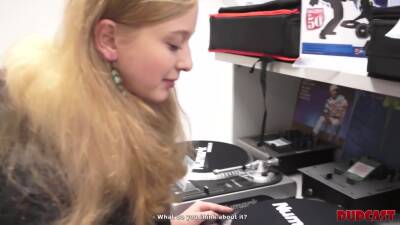 Cameraman Sees Babe Wont Deny Getting It On In The Studio - upornia.com - Russia