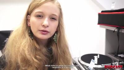 Cameraman Sees Babe Wont Deny Getting It On In The Studio - upornia.com - Russia