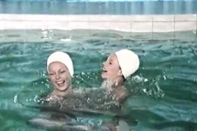 Gina Janssen In Vintage 79s Loop - Die Entjungferugsorgie - upornia.com