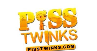 Homosexual guy jekrs off with urinate on his nude body - nvdvid.com