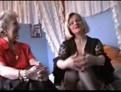 Two lesbian grannies play - sunporno.com