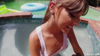 Hottie in Wet T-Shirt - porntry.com