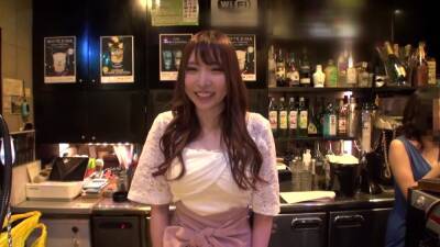 バーを経営するスケベなママさんが客のチンポをつまみ食い - upornia.com - Japan