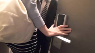 出張マッサージ師の美人JDが全裸の男性客に卑猥な施術をする - upornia.com - Japan