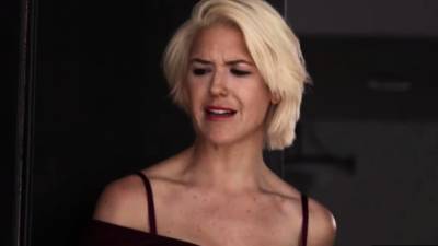 Busty milf Gizelle Blanco plays with Kit Mercers teen pussy - drtvid.com