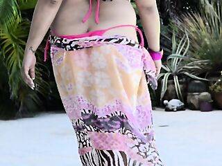 Plump Porn Cat`s Water Wings, Water - theyarehuge.com