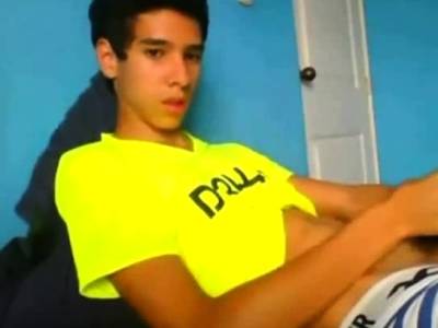 Latino Twink Shows Off When Jerking - drtvid.com