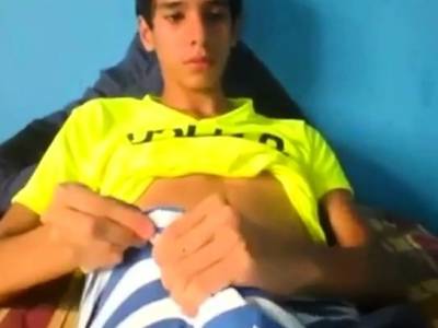 Latino Twink Shows Off When Jerking - drtvid.com