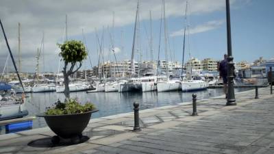 Gold Digger slut Florane Russell prefers fucking to photos - drtvid.com