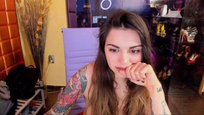 Petite curvy tattooed webcam girl pussy teasing show - hclips.com