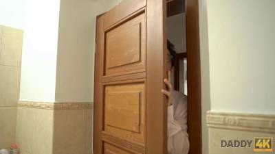 Daddy4k. nach einigem zögern spreizt teenie beine für bfs ungezogenen vater - sexu.com