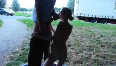 Deutsch Mdchen tun Blowjob drauen am Parkplatz. - drtvid.com - Germany