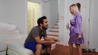 Quinn Waters - Quinn Waters Kevins Mom Has Got It Goin - upornia.com