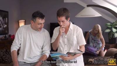 Un mec expérimenté pénètre son fils chaud GF - sexu.com