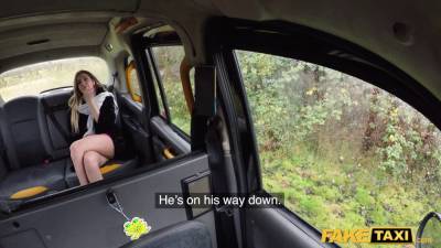 Faux cab drivers son bangs italian hottie on backseat - sexu.com - Italy