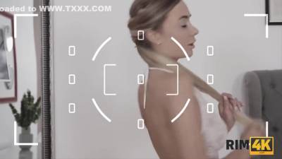 Model Thinks A Rimjob Is Exactly What The Photographer Wants - upornia.com