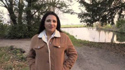 Vrouw Bezoekt Een Landhuisje - hotmovs.com