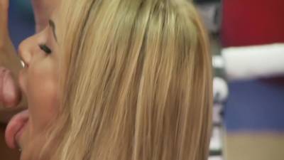 Blonde And Horny Bitch With The Excuse Of Training In The Box Gets Fucked By - upornia.com