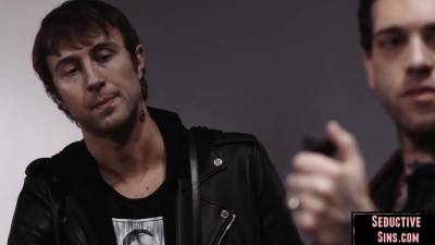 Girlfriend sucks rocker bf before erotic sex - hotmovs.com