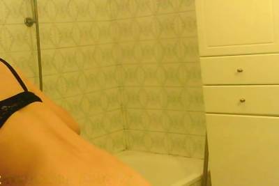 my unaware sister showering - hclips.com
