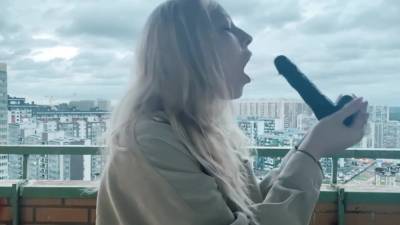 Spalili Drochku V Podezde - hclips.com