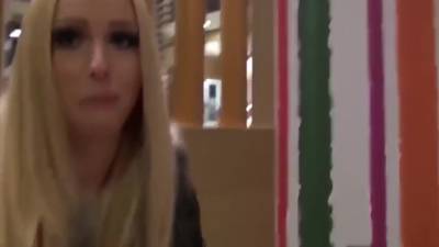 Geile Blondine Gibt Blowjob Im Offentlichen Restaurant - hclips.com