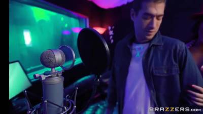 Xander Corvus Banged Richelle Ryan In The Newsroom - hotmovs.com