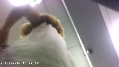 Девушки спалились под юбкой. - hclips.com