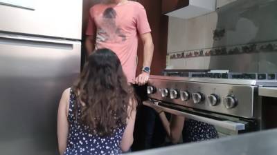 Me La Mama Delicioso Y Terminamos Cogiendo En La Cocina - hclips.com