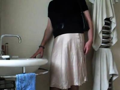 Demurely dressed crossdresser wanking and cumming - drtvid.com