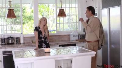 Mom frees son so he can fuck her! - sexu.com - Usa