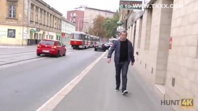 18 Years Old - Hunter Catches The Right Moment To Seduce Teenager - upornia.com