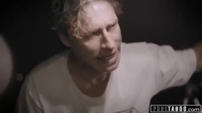 Conspiracy Theorist Meets Sexy Female Alien - hotmovs.com