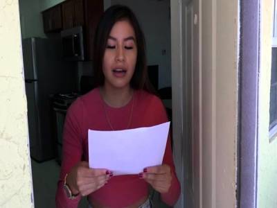 Teen rubs a big throbbing cock in close up - drtvid.com - Japan