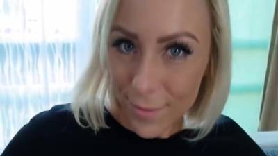 Deutsche Blondine Auf Der Couch Genagelt - hclips.com