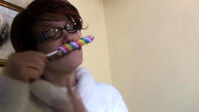 Reudige MILF steckt sich Lolli in die Fotze! - drtvid.com - Germany