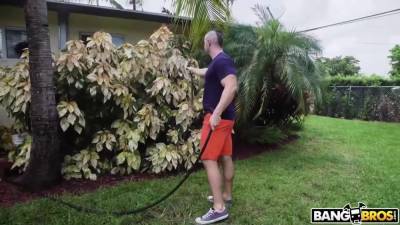 Kira Perez - Brilliant Idea To Play With The Hose - hclips.com