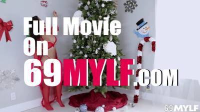 Rose Monroe In Mistletoe Over Her Puckering Hole - sexu.com