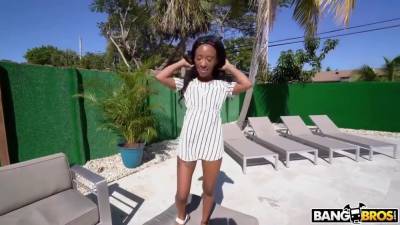 Is This A Midget? - upornia.com