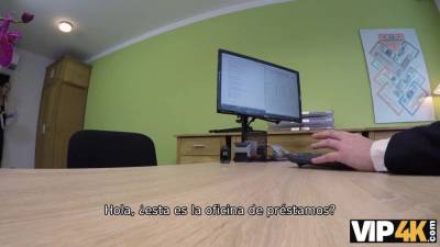 Morena de pechos tatuados se convierte en puta en la oficina de préstamos - sexu.com