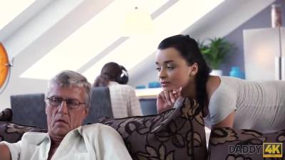 Un Homme Aux Cheveux Gris Avec Des Lunettes A De La Chance De Baiser - upornia.com